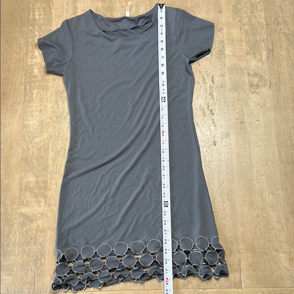 Chic Gray Short Sleeve Dress with Circle Hem - Picture 4 of 6